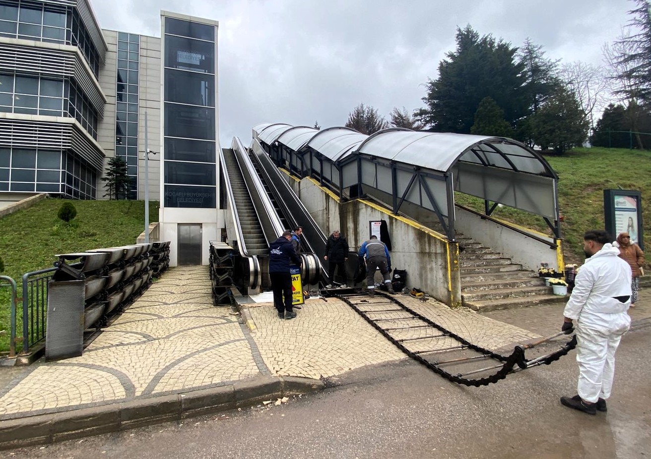 Yürüyen merdiven ve asansörlerde periyodik bakım sürüyor
