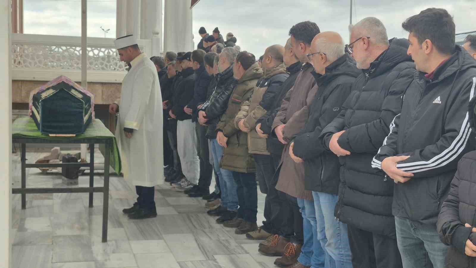 Yüz gerdirme ameliyatı sonrası hayatını kaybeden Sibel Yiyin, son yolculuğuna uğurlandı
Yüz gerdirme ameliyatı sonrası hayatını kaybeden Sibel Yiyin, son yolculuğuna uğurlandı