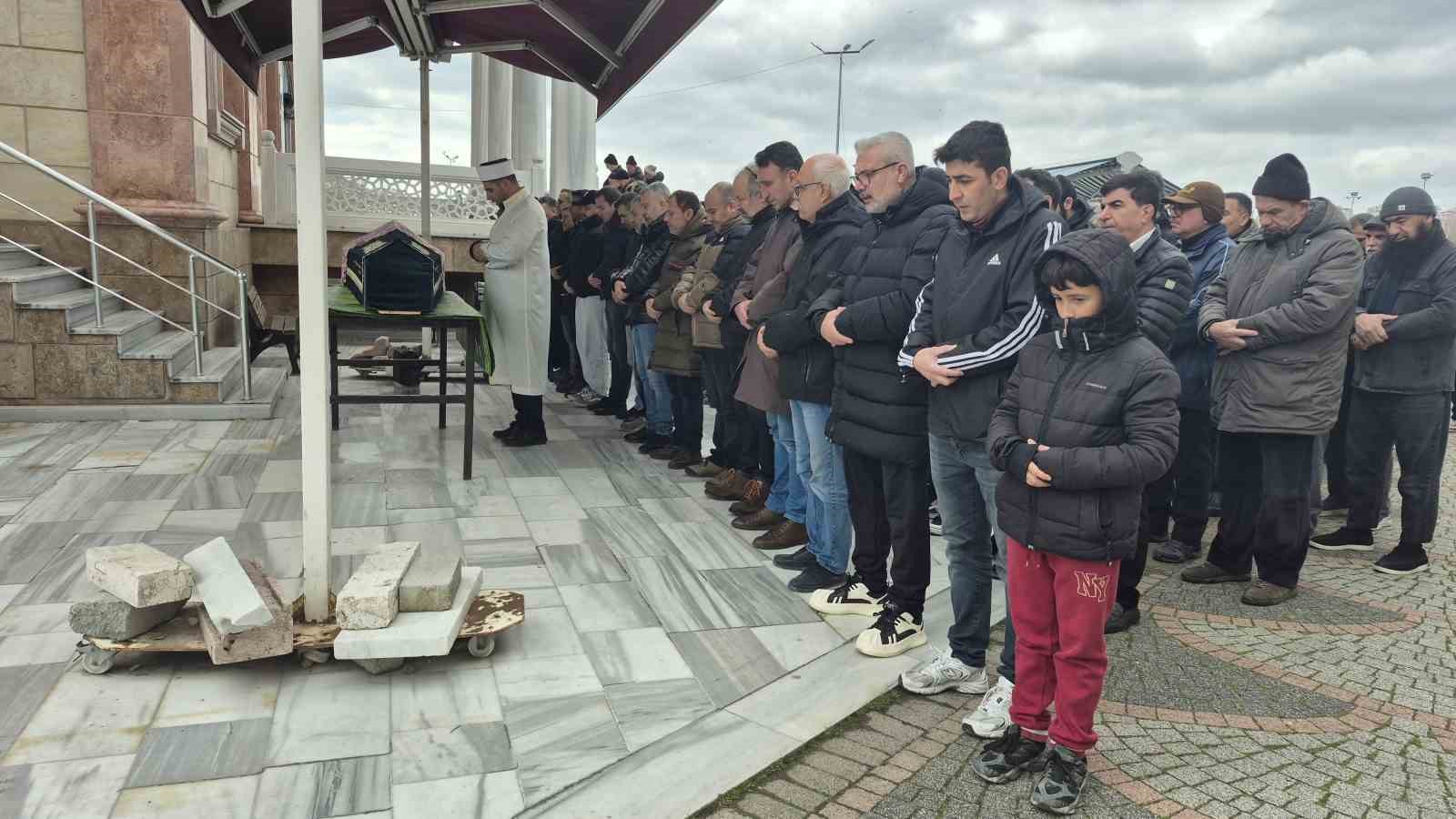 Yüz gerdirme ameliyatı sonrası hayatını kaybeden Sibel Yiyin, son yolculuğuna uğurlandı
Yüz gerdirme ameliyatı sonrası hayatını kaybeden Sibel Yiyin, son yolculuğuna uğurlandı