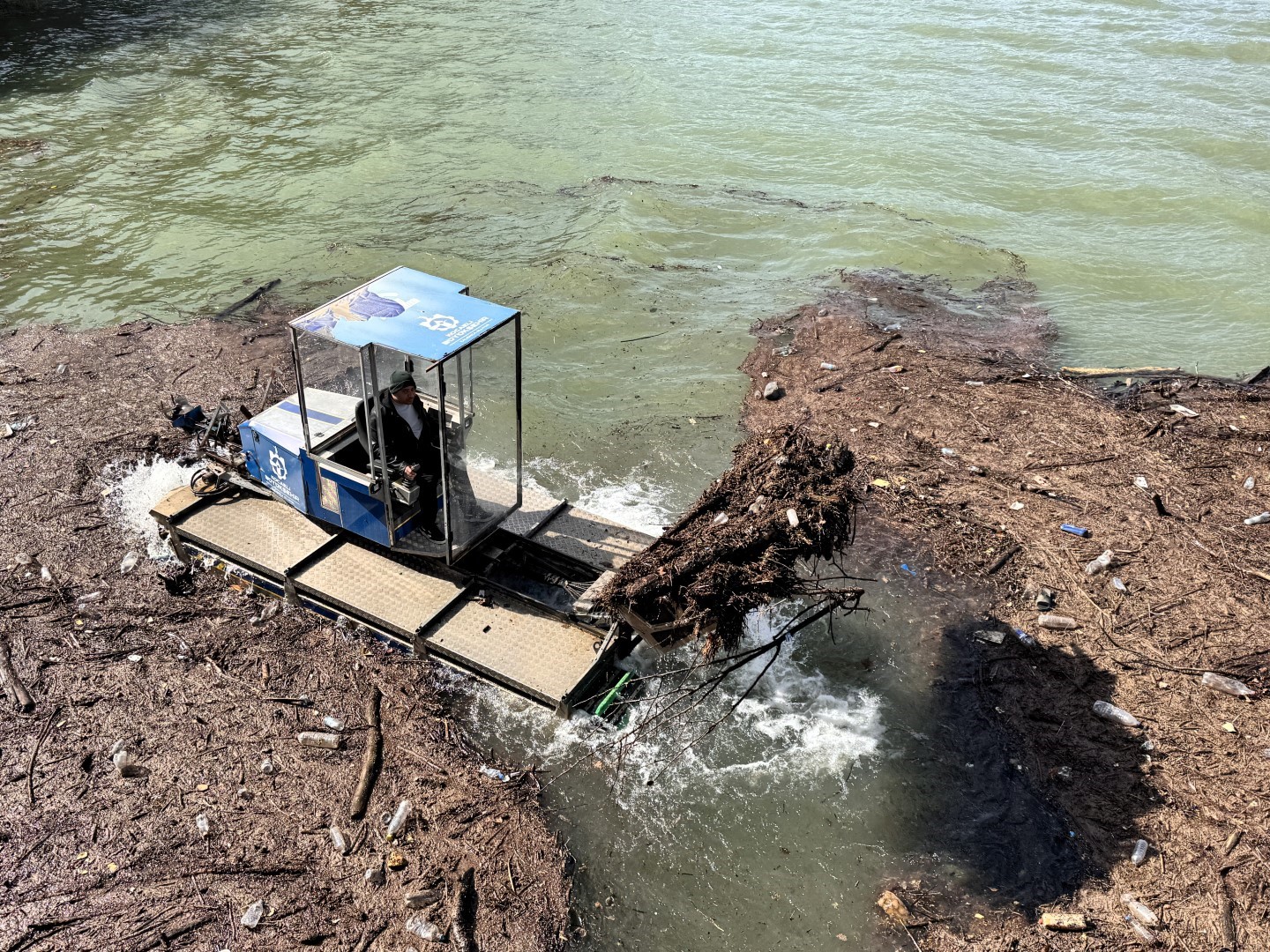 Yüzde 100 doluluğa ulaşan Yuvacık Barajı’ndan 9 kamyon atık çıkarıldı
