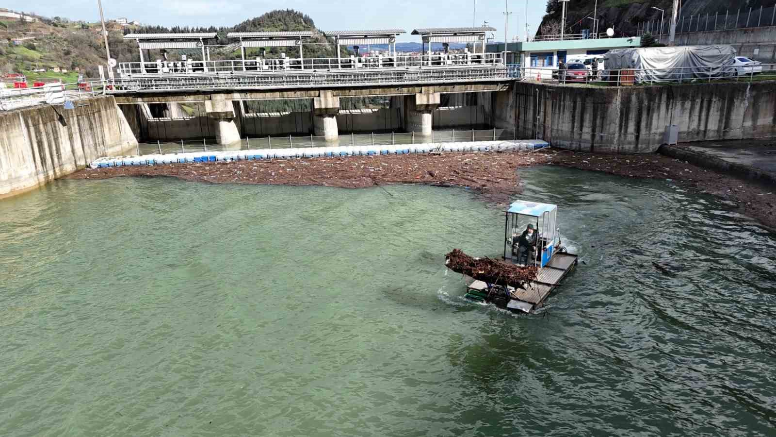 Yüzde 100 doluluğa ulaşan Yuvacık Barajı’ndan 9 kamyon atık çıkarıldı
