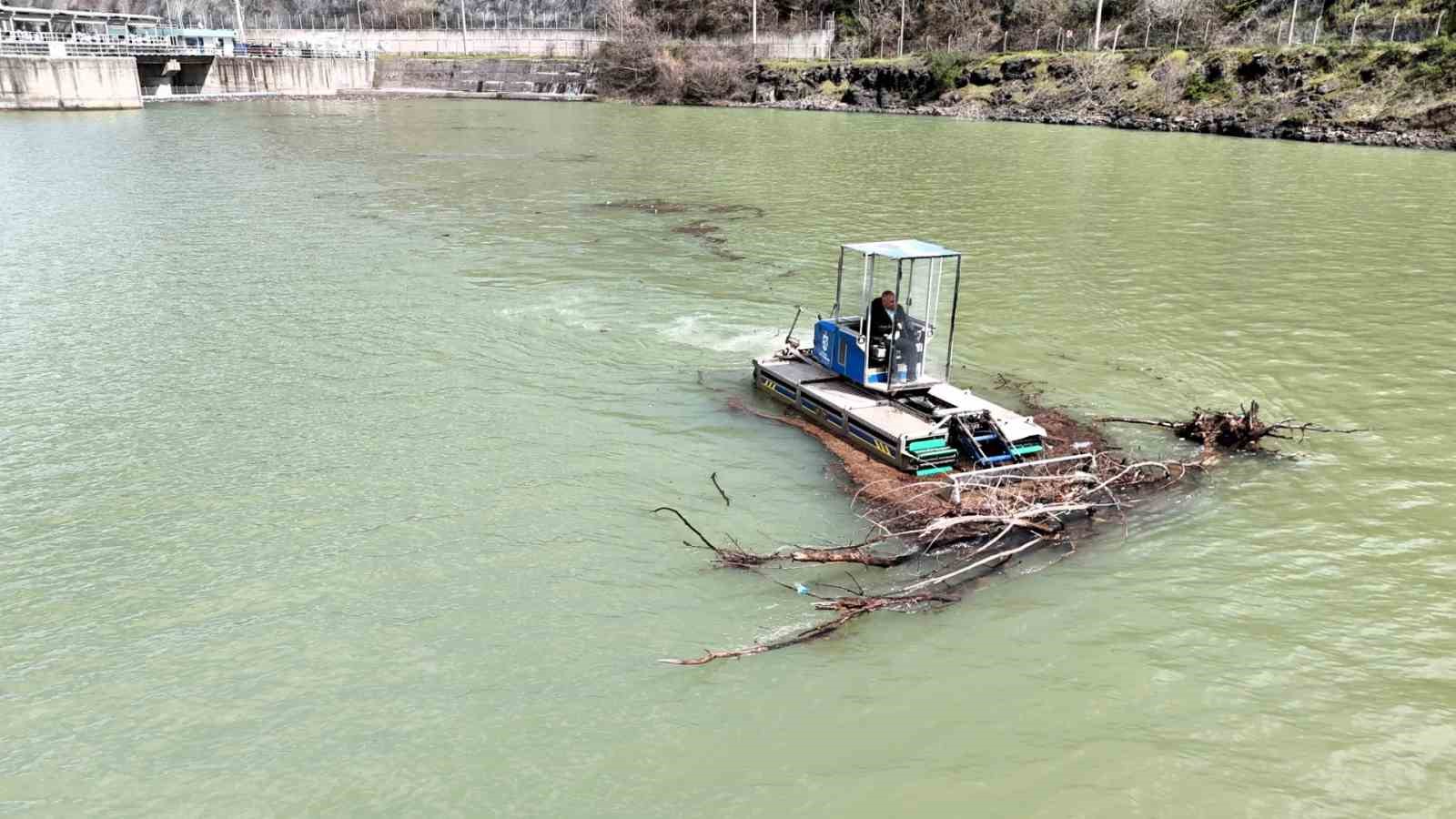 Yüzde 100 doluluğa ulaşan Yuvacık Barajı’ndan 9 kamyon atık çıkarıldı
