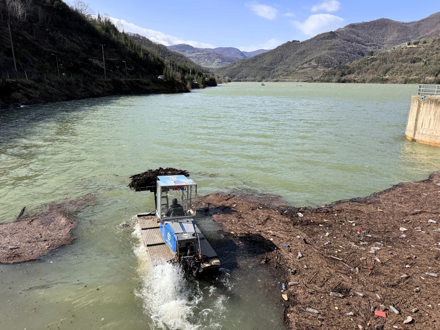Yüzde 100 doluluğa ulaşan Yuvacık Barajı’ndan 9 kamyon atık çıkarıldı
