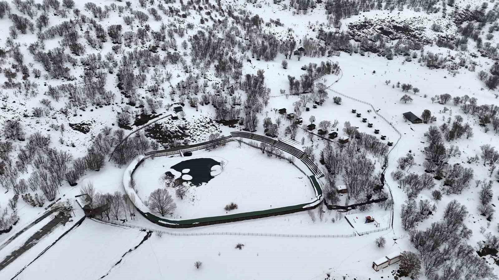 Yüzen Adalar karla kaplandı, beyaz örtü havadan görüntülendi
Yüzen Adalar karla kaplandı, beyaz örtü havadan görüntülendi
