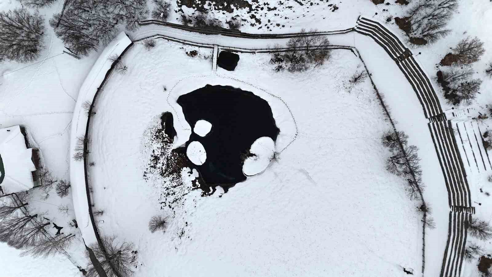 Yüzen Adalar karla kaplandı, beyaz örtü havadan görüntülendi
Yüzen Adalar karla kaplandı, beyaz örtü havadan görüntülendi