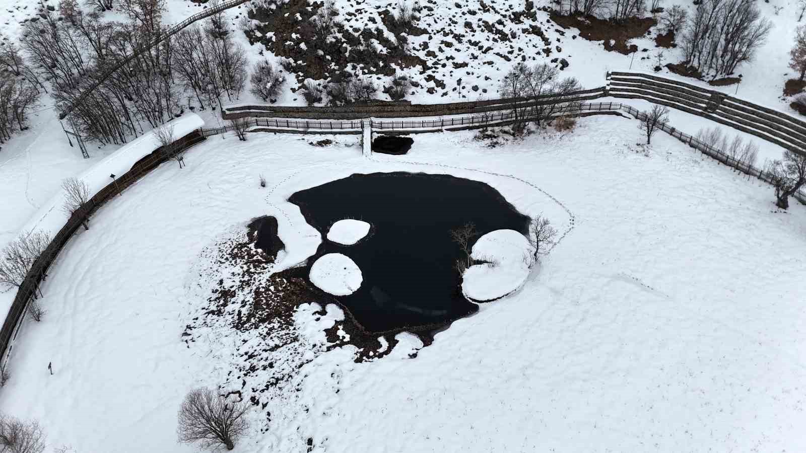 Yüzen Adalar karla kaplandı, beyaz örtü havadan görüntülendi
Yüzen Adalar karla kaplandı, beyaz örtü havadan görüntülendi