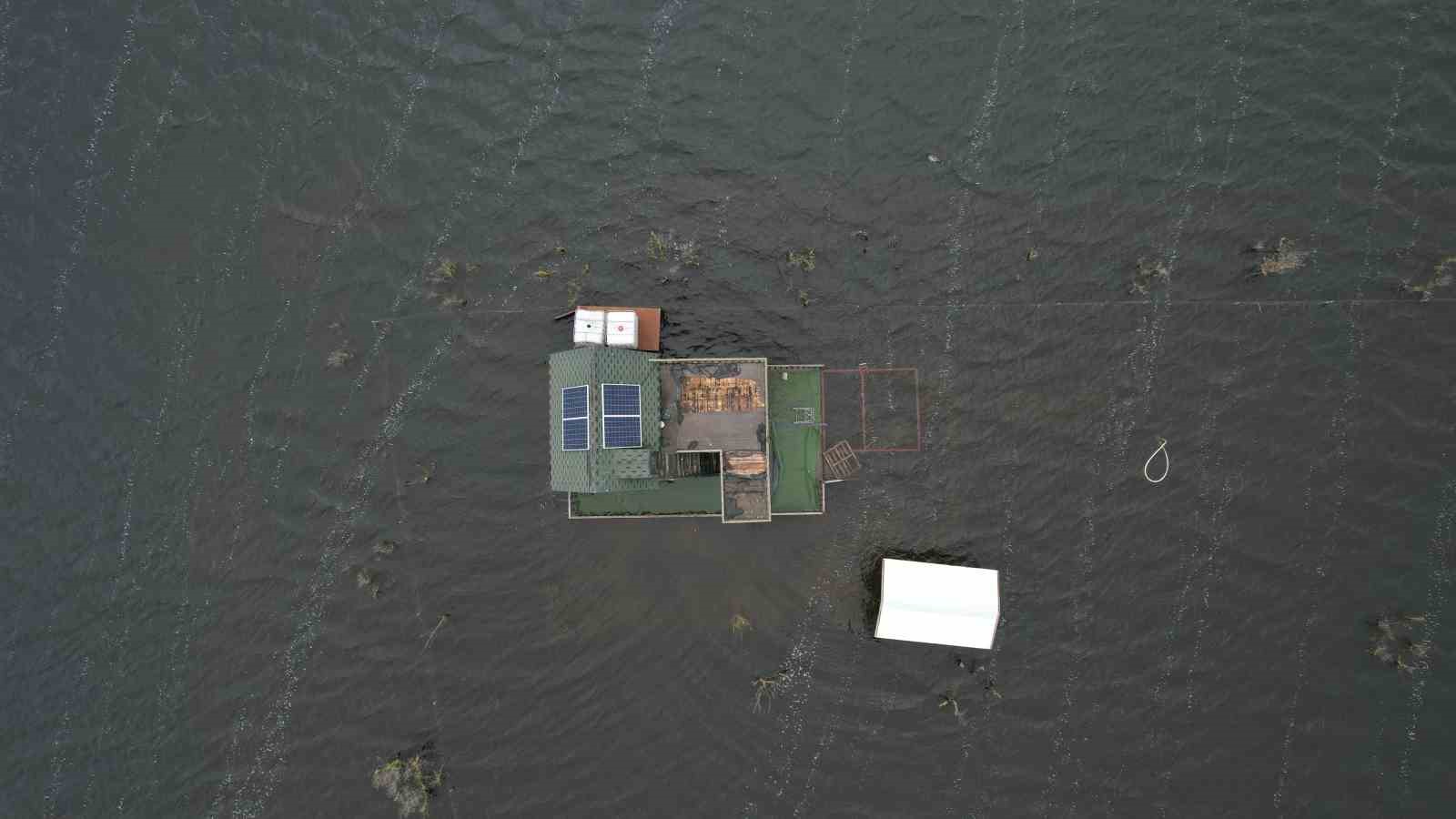 Yüzen evler...Ulubat Gölü taştı, felaket havadan görüntülendi

