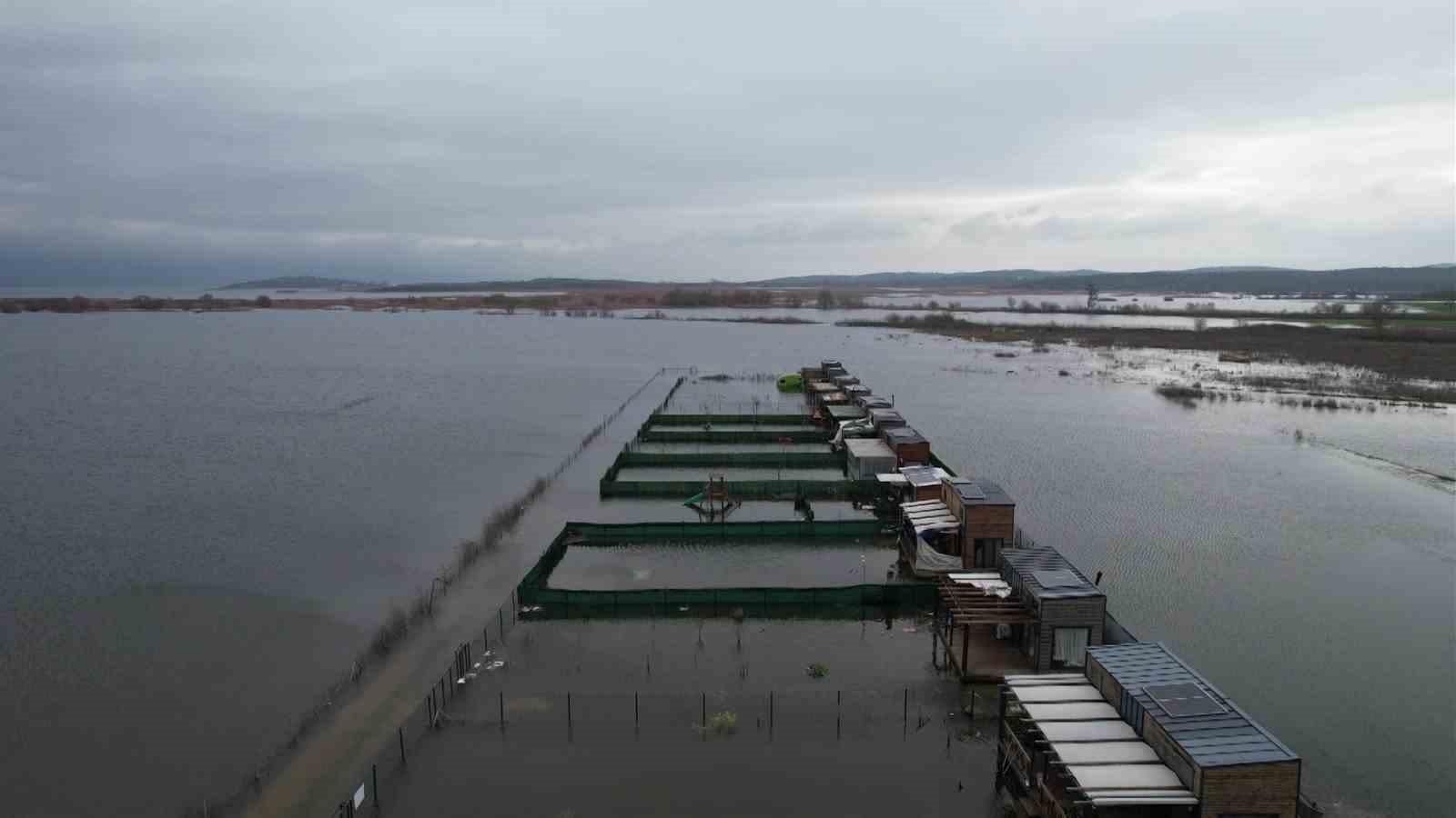 Yüzen evler...Ulubat Gölü taştı, felaket havadan görüntülendi
