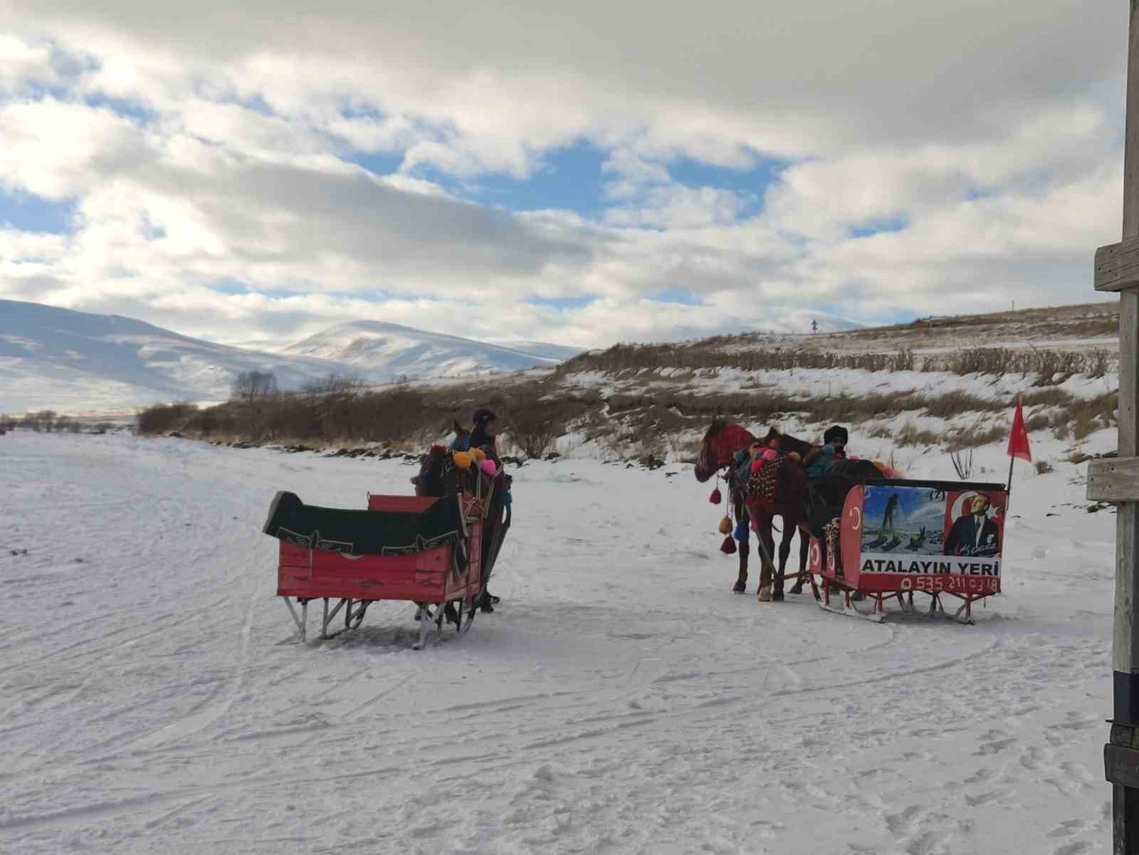 Yüzeyi buz tutan Çıldır Gölü misafirlerini ağırlamaya başladı
