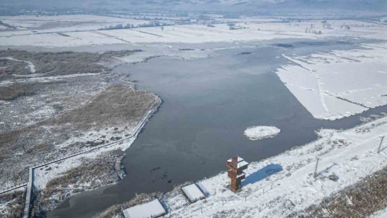 Yüzeyi buz tutan Kaz gölü kış manzarası ile mest etti
Yüzeyi buz tutan Kaz gölü kış manzarası ile mest etti