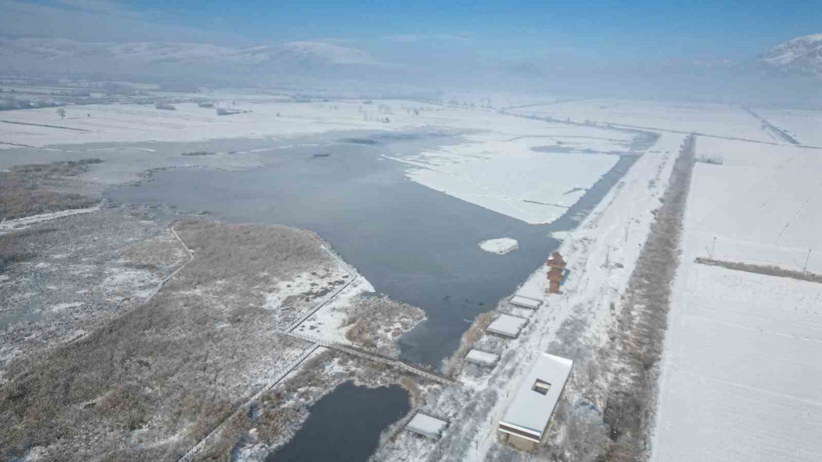 Yüzeyi buz tutan Kaz gölü kış manzarası ile mest etti
Yüzeyi buz tutan Kaz gölü kış manzarası ile mest etti