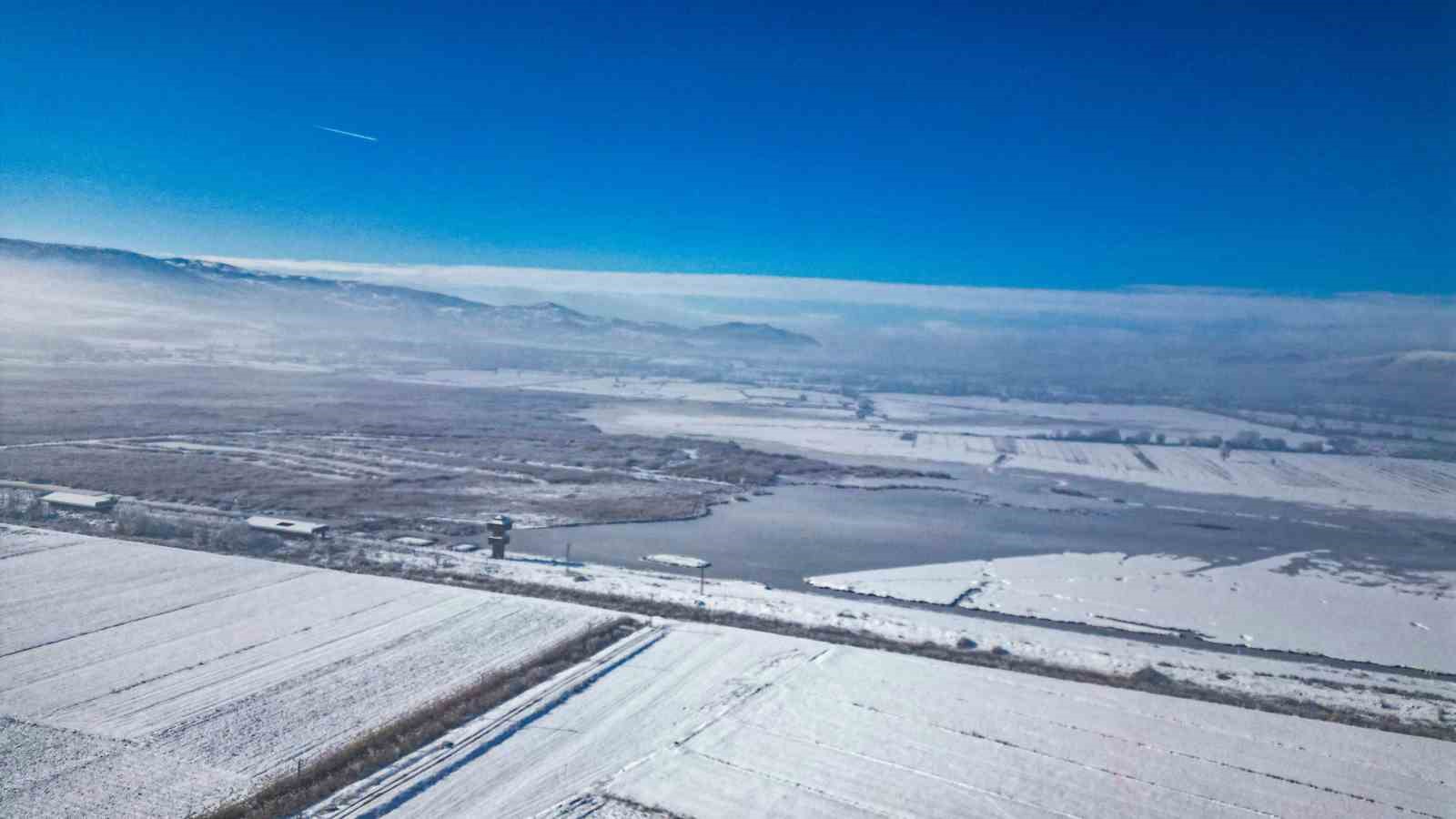 Yüzeyi buz tutan Kaz gölü kış manzarası ile mest etti
Yüzeyi buz tutan Kaz gölü kış manzarası ile mest etti