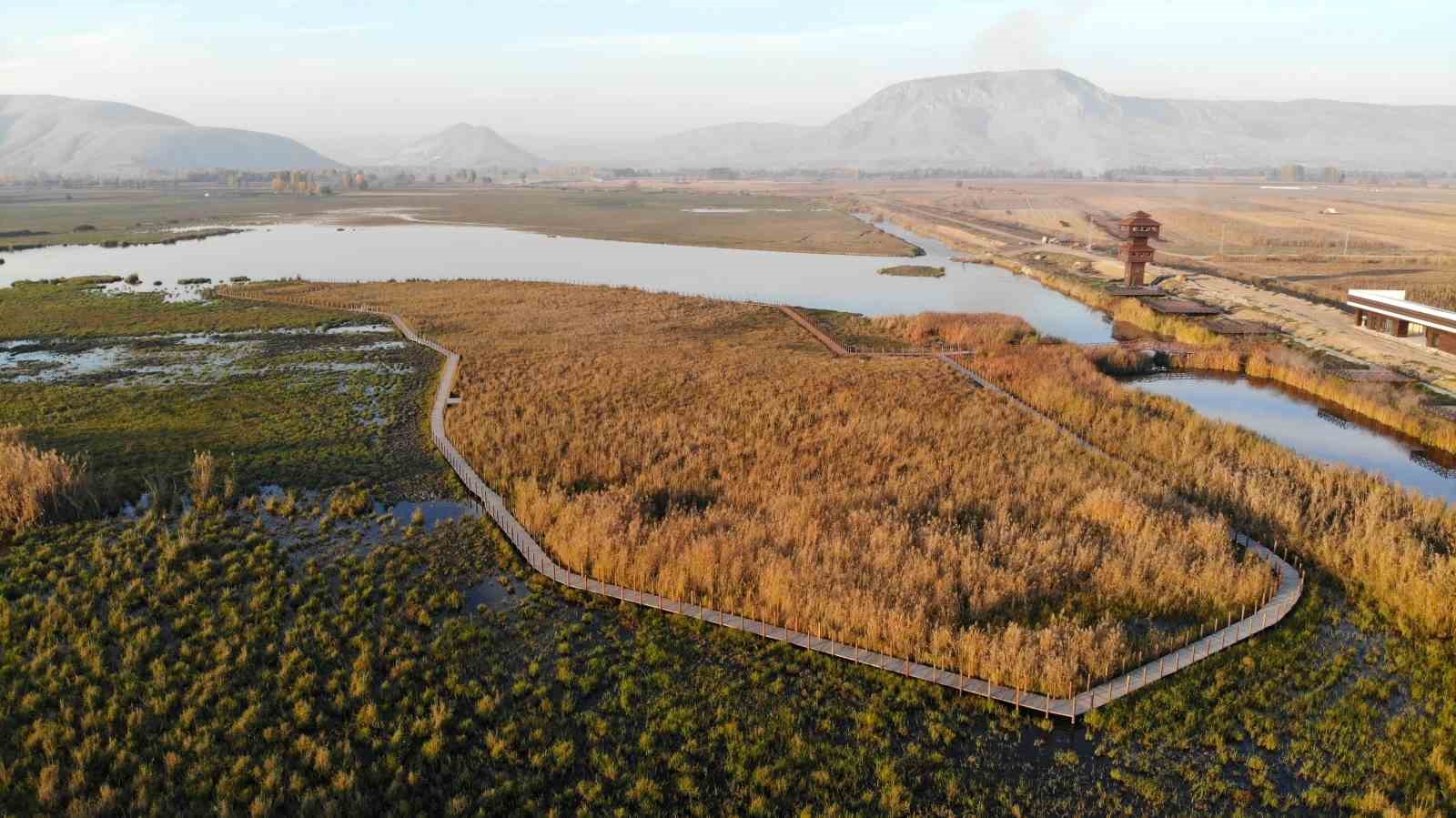 Yüzeyi buz tutan Kaz gölü kış manzarası ile mest etti
Yüzeyi buz tutan Kaz gölü kış manzarası ile mest etti