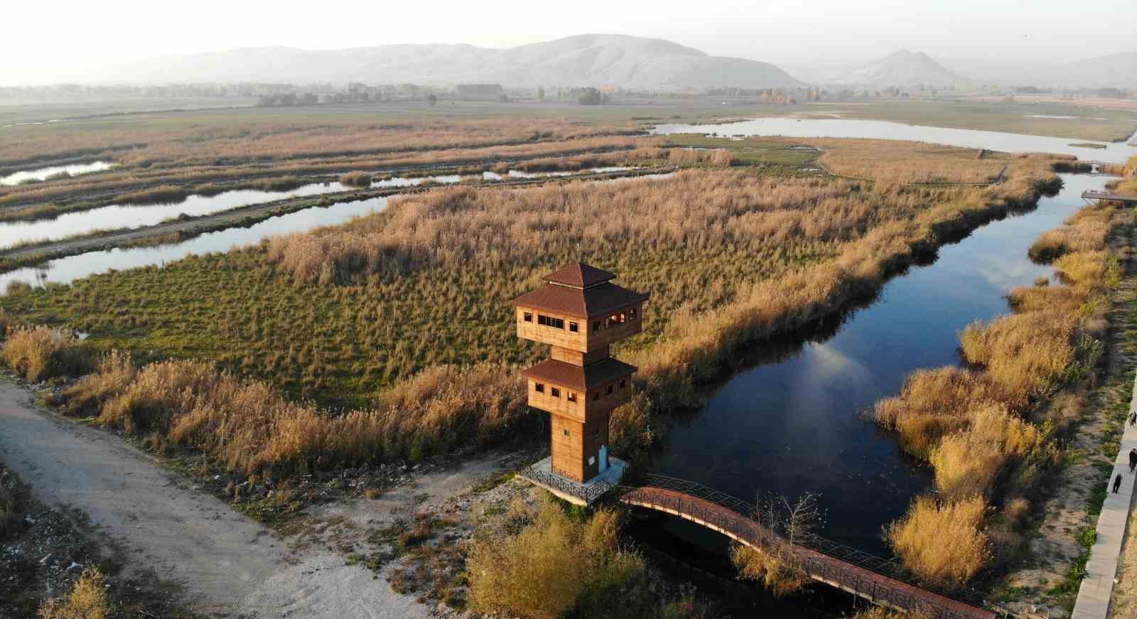 Yüzeyi buz tutan Kaz gölü kış manzarası ile mest etti
Yüzeyi buz tutan Kaz gölü kış manzarası ile mest etti