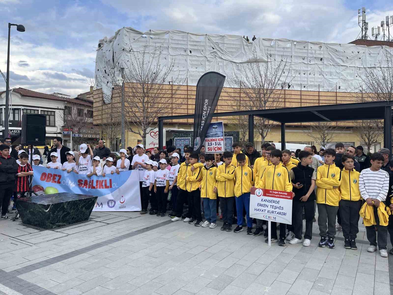 Yüzlerce kişi sağlıklı yaşama dikkat çekmek için yürüdü
