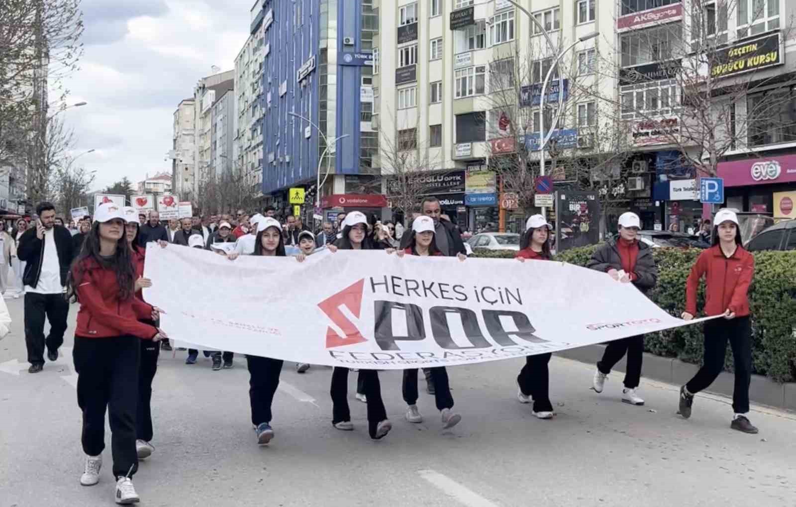 Yüzlerce kişi sağlıklı yaşama dikkat çekmek için yürüdü
