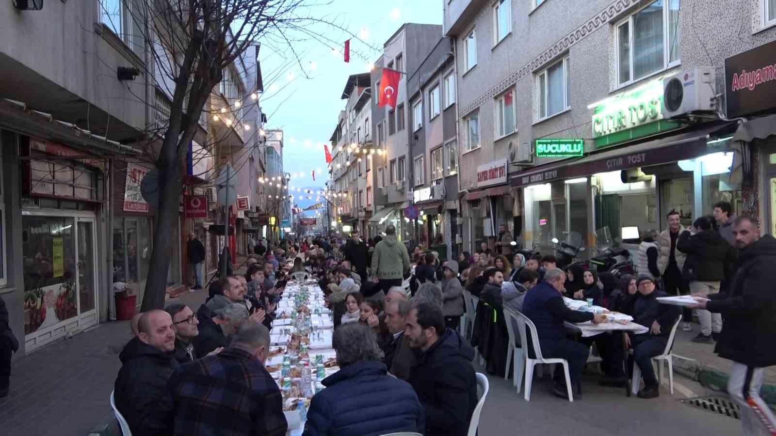 Yüzlerce metre uzayan sofrada 4 bin 500 kişi iftar yaptı
