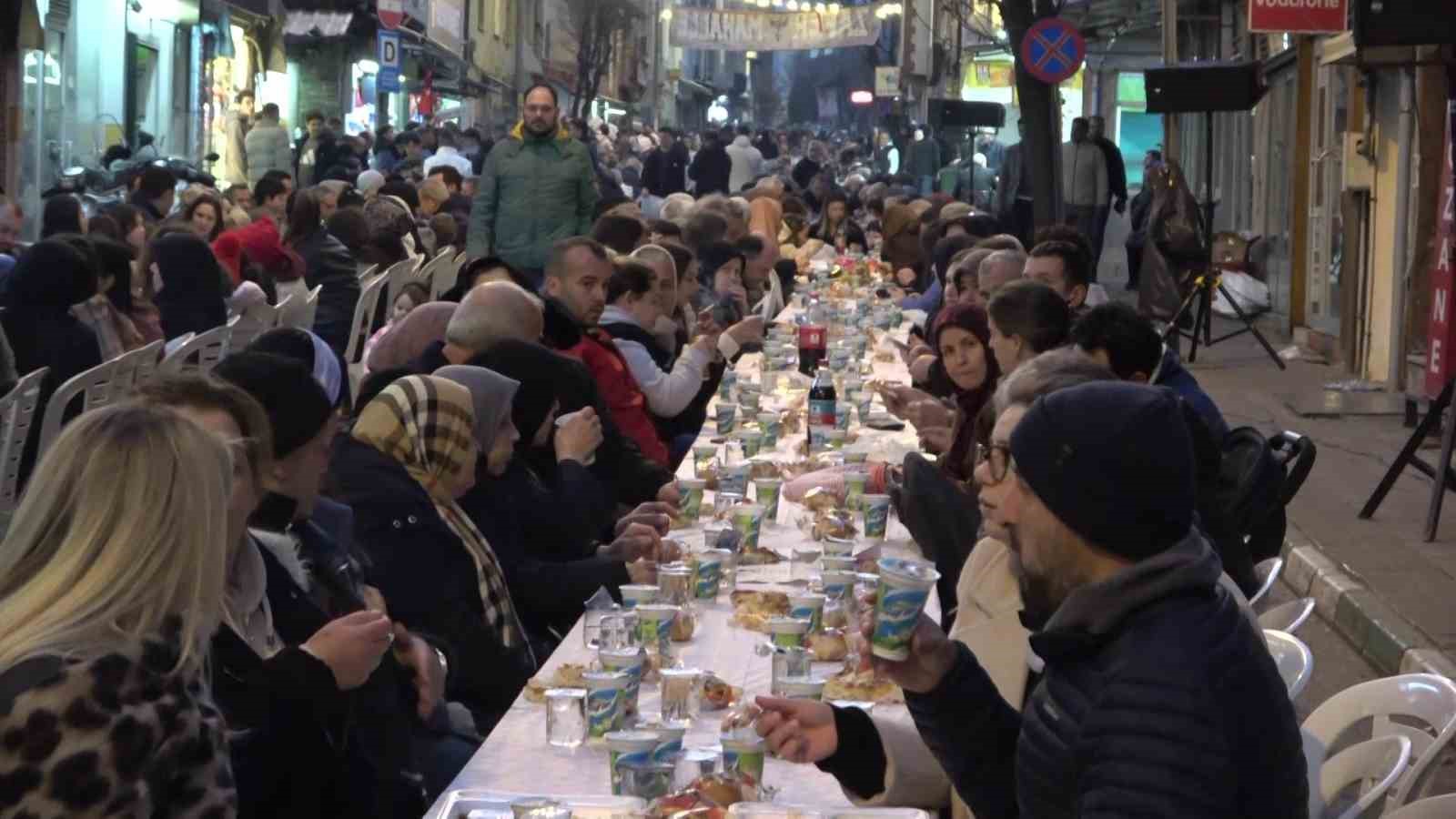 Yüzlerce metre uzayan sofrada 4 bin 500 kişi iftar yaptı
