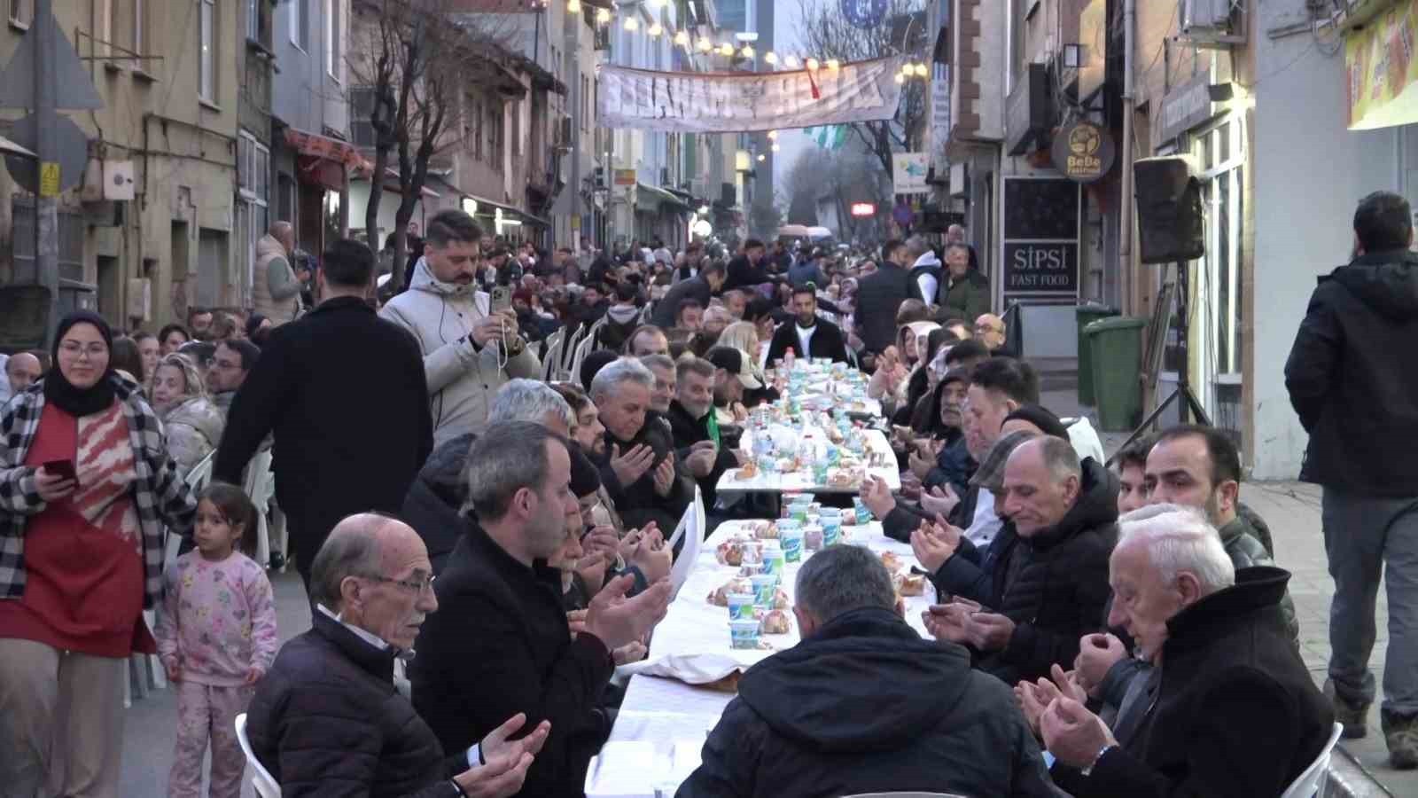 Yüzlerce metre uzayan sofrada 4 bin 500 kişi iftar yaptı
