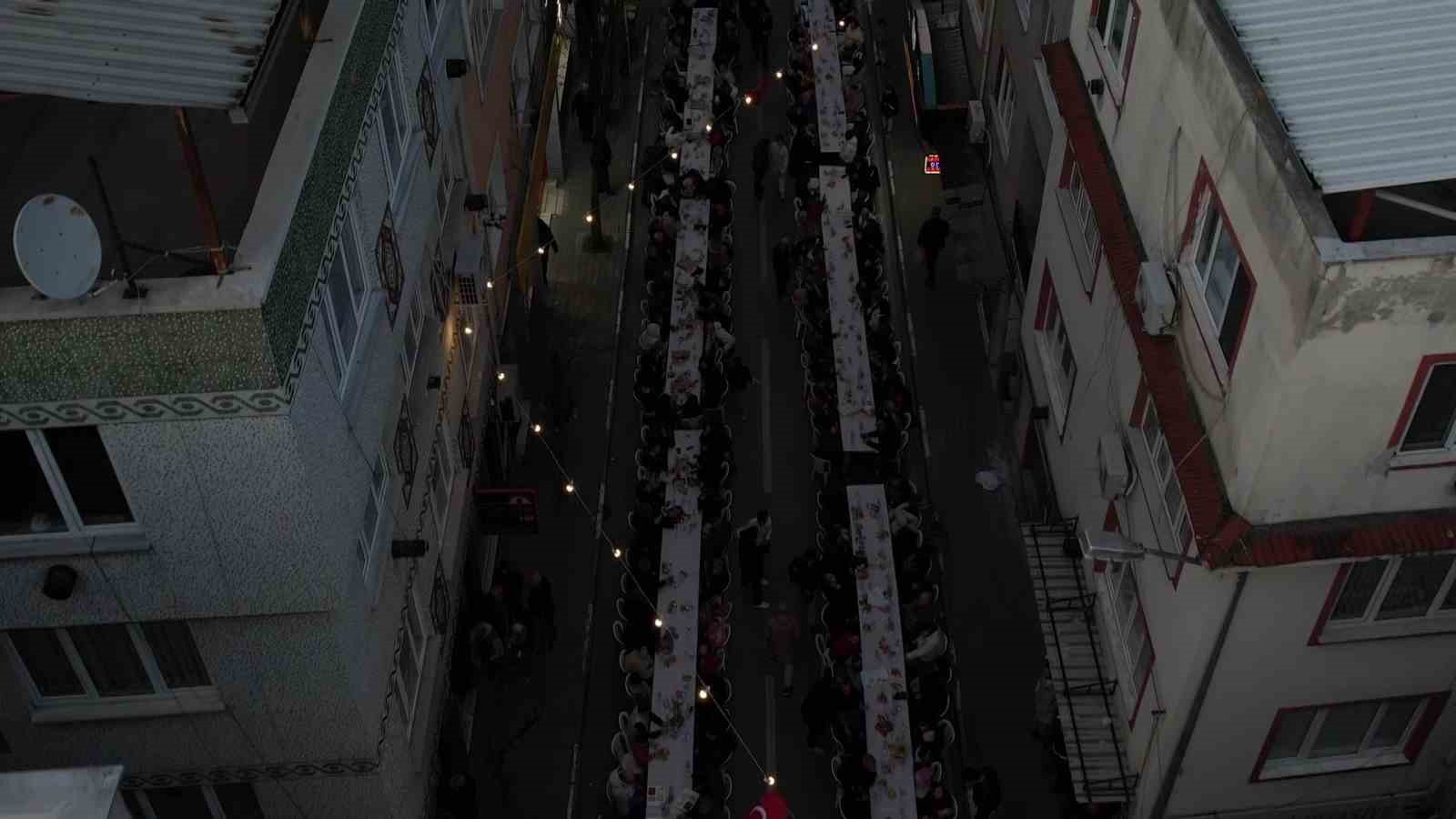 Yüzlerce metre uzayan sofrada 4 bin 500 kişi iftar yaptı
