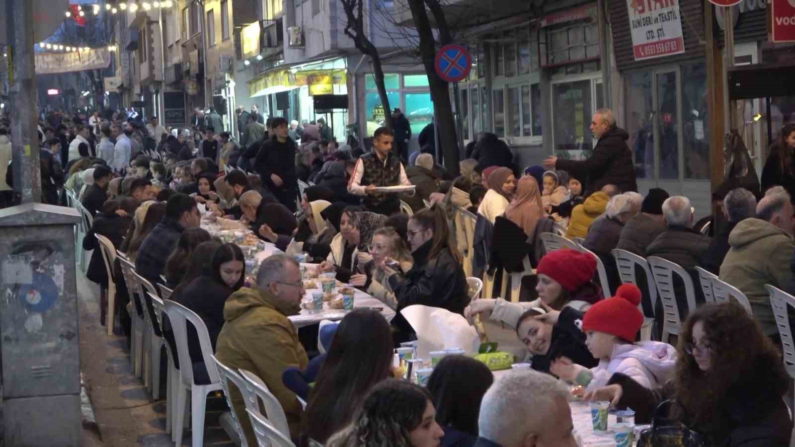 Yüzlerce metre uzayan sofrada 4 bin 500 kişi iftar yaptı
