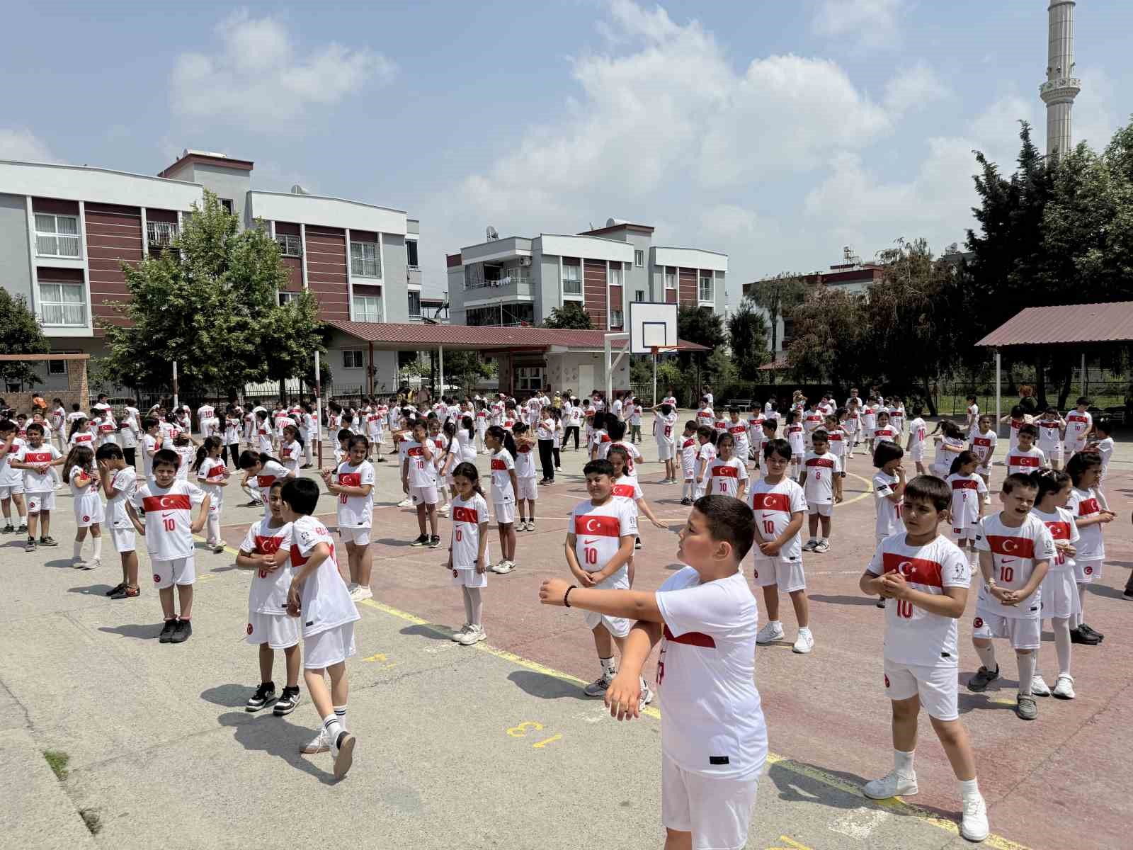 Yüzlerce öğrenciden Arda Güler’e "10 numara" davet
