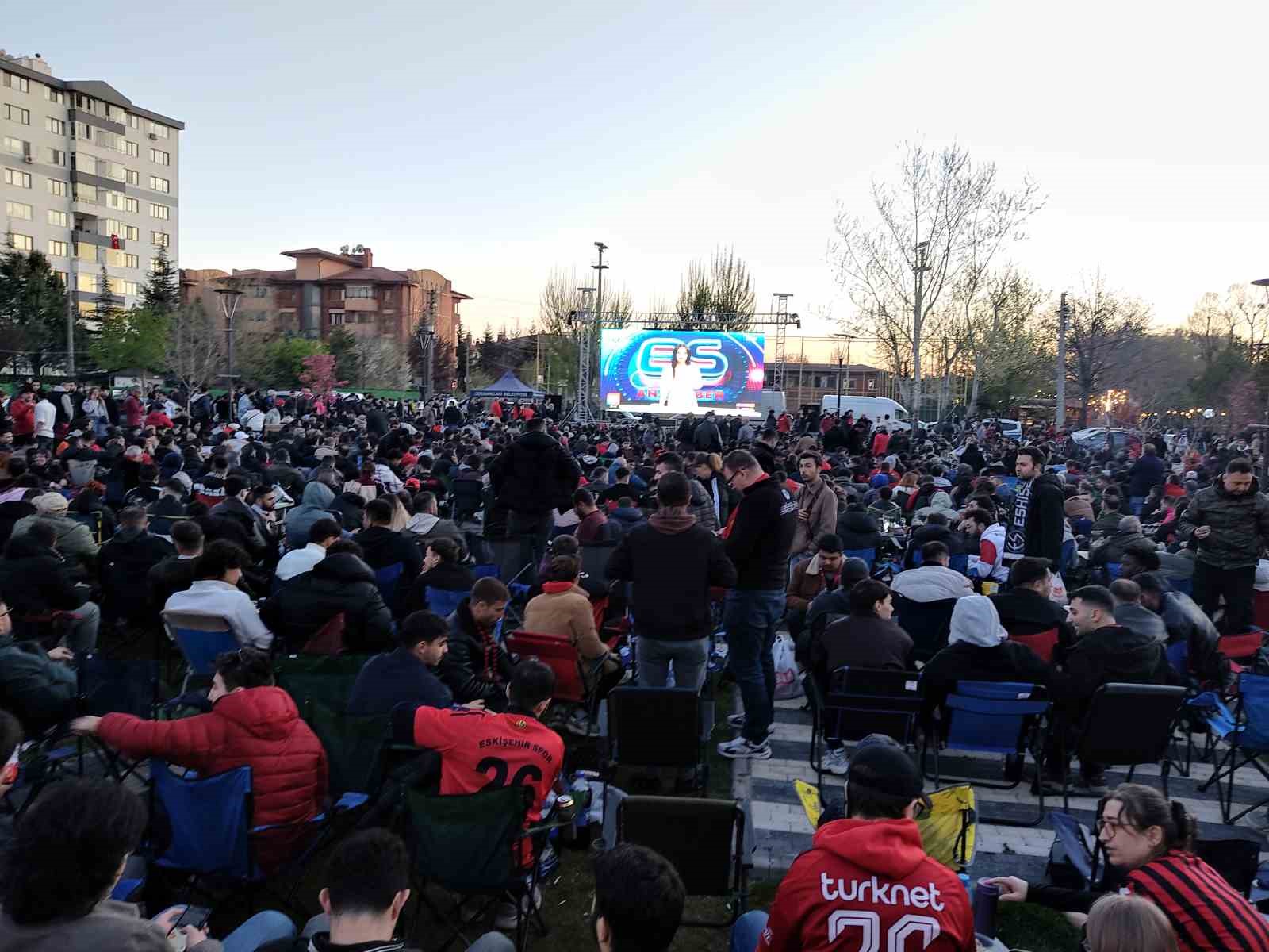 Yüzü boyalı minik Eskişehirspor taraftarı babasının kucağında maçı izledi
