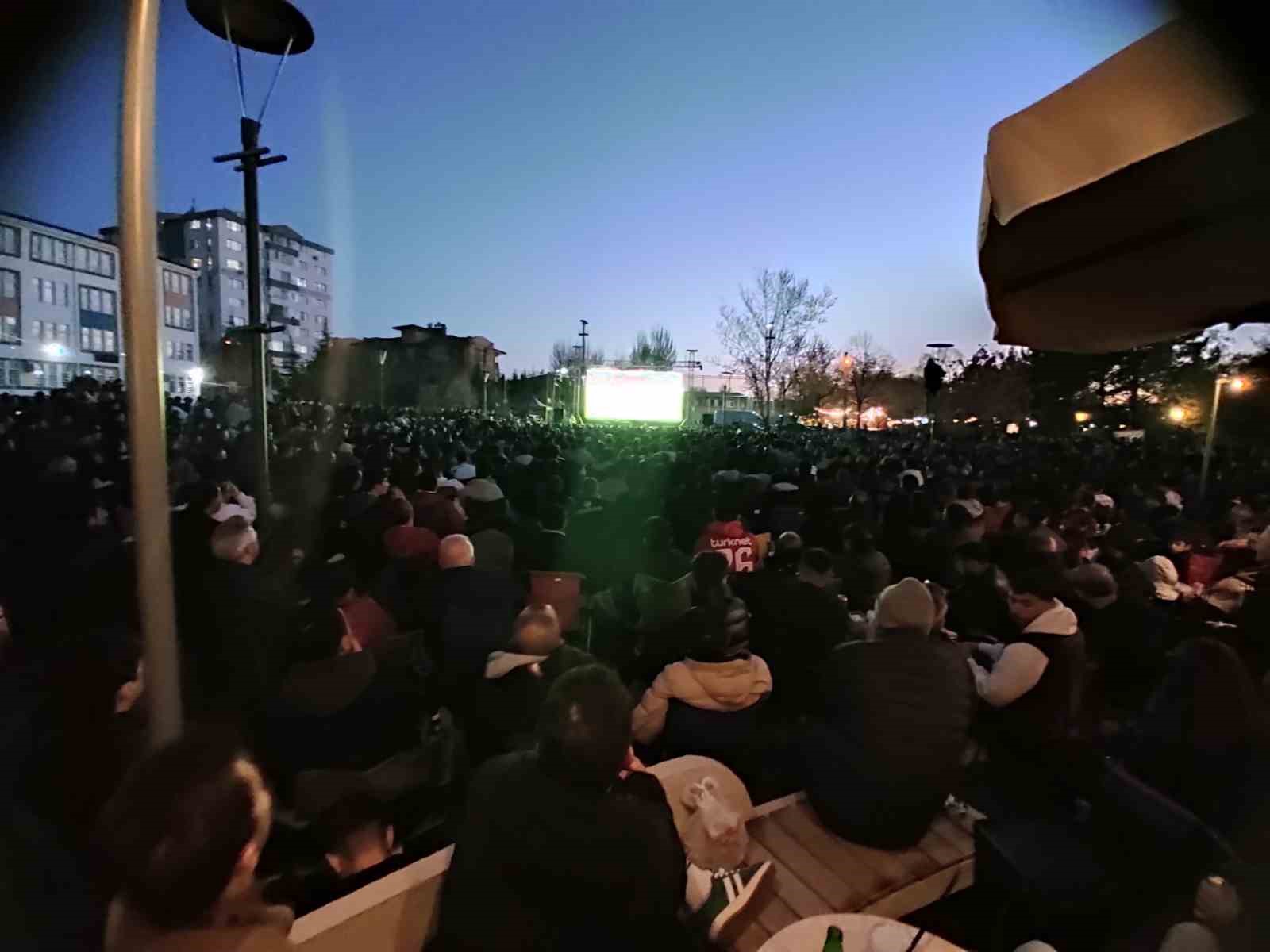 Yüzü boyalı minik Eskişehirspor taraftarı babasının kucağında maçı izledi
