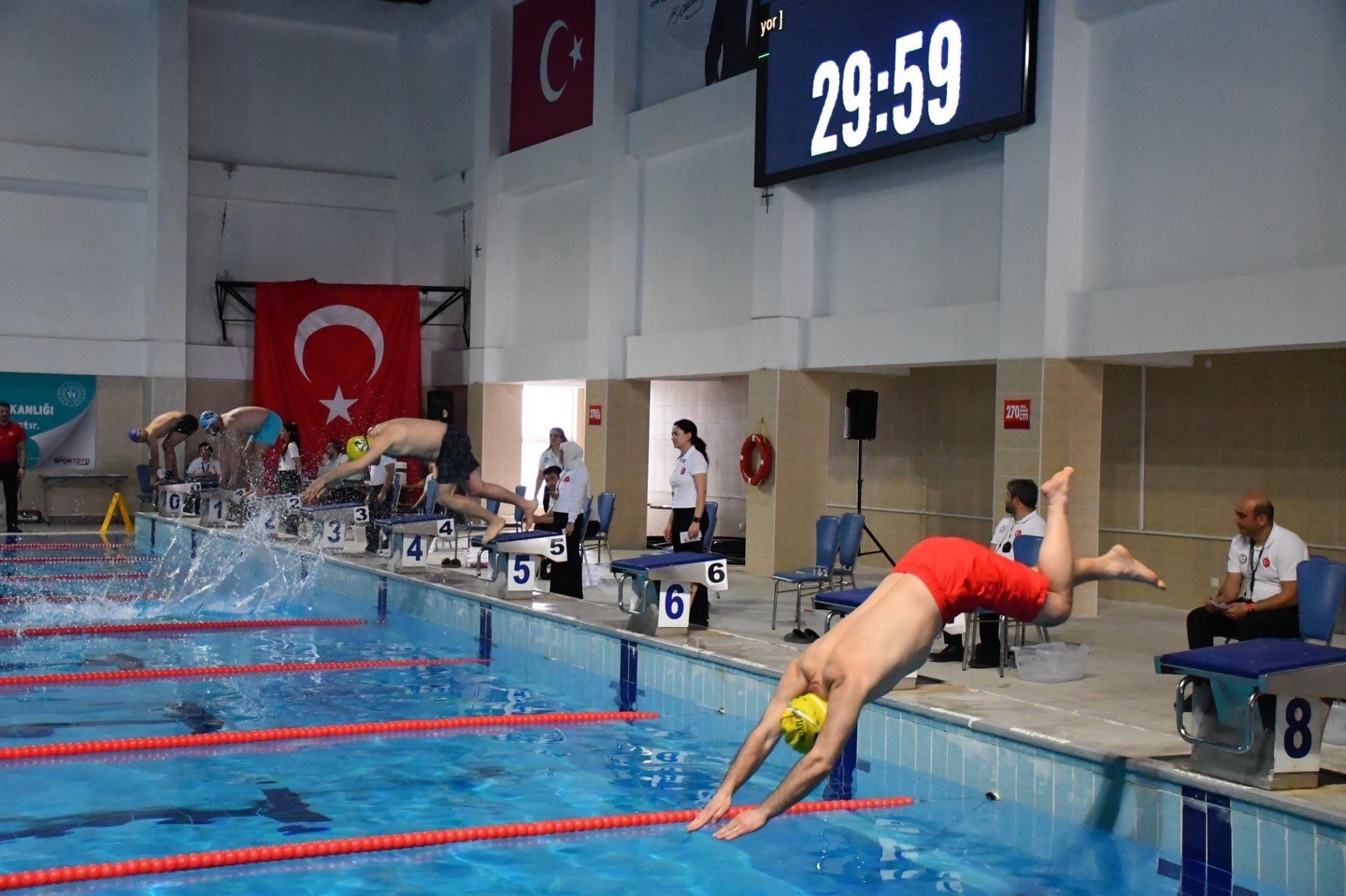 Yüzücüler kıyasıya yarıştı
