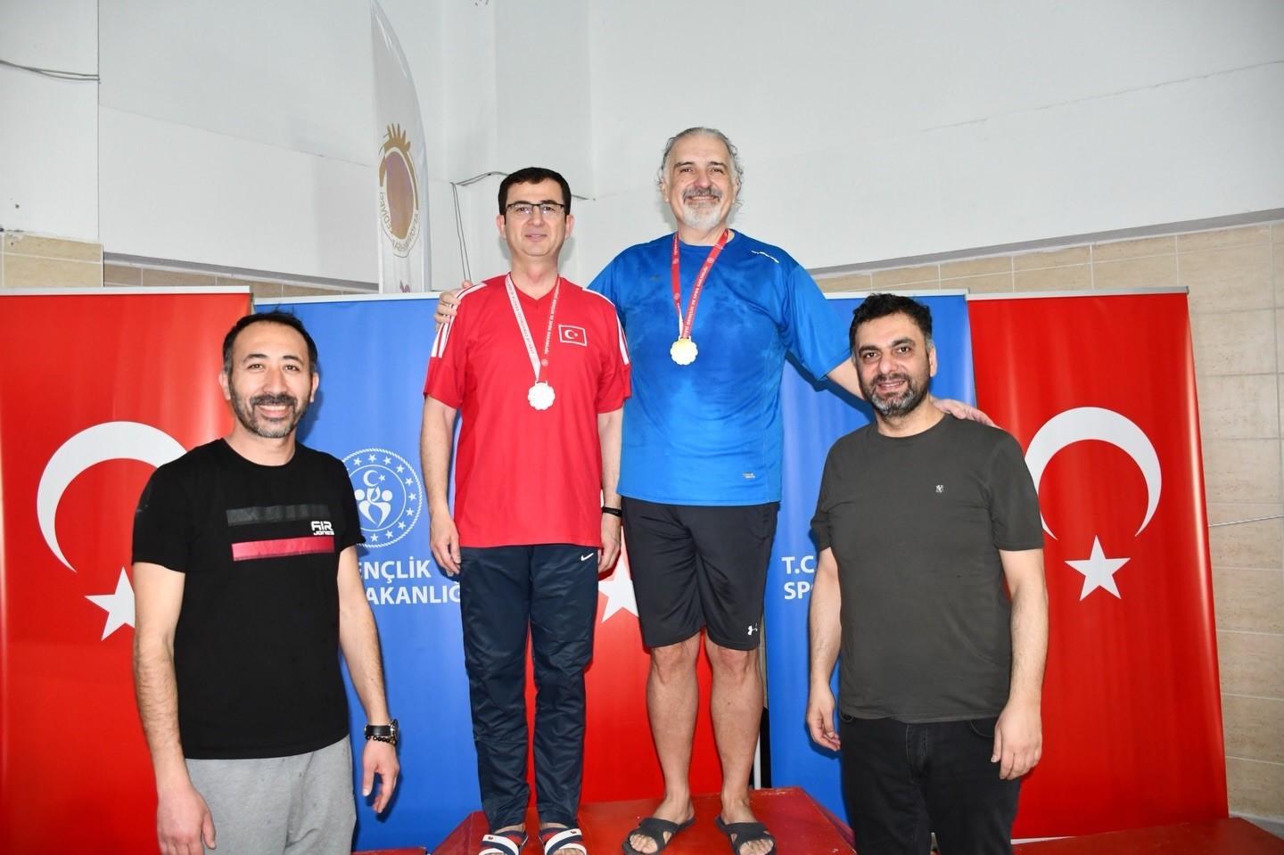 Yüzücüler kıyasıya yarıştı
