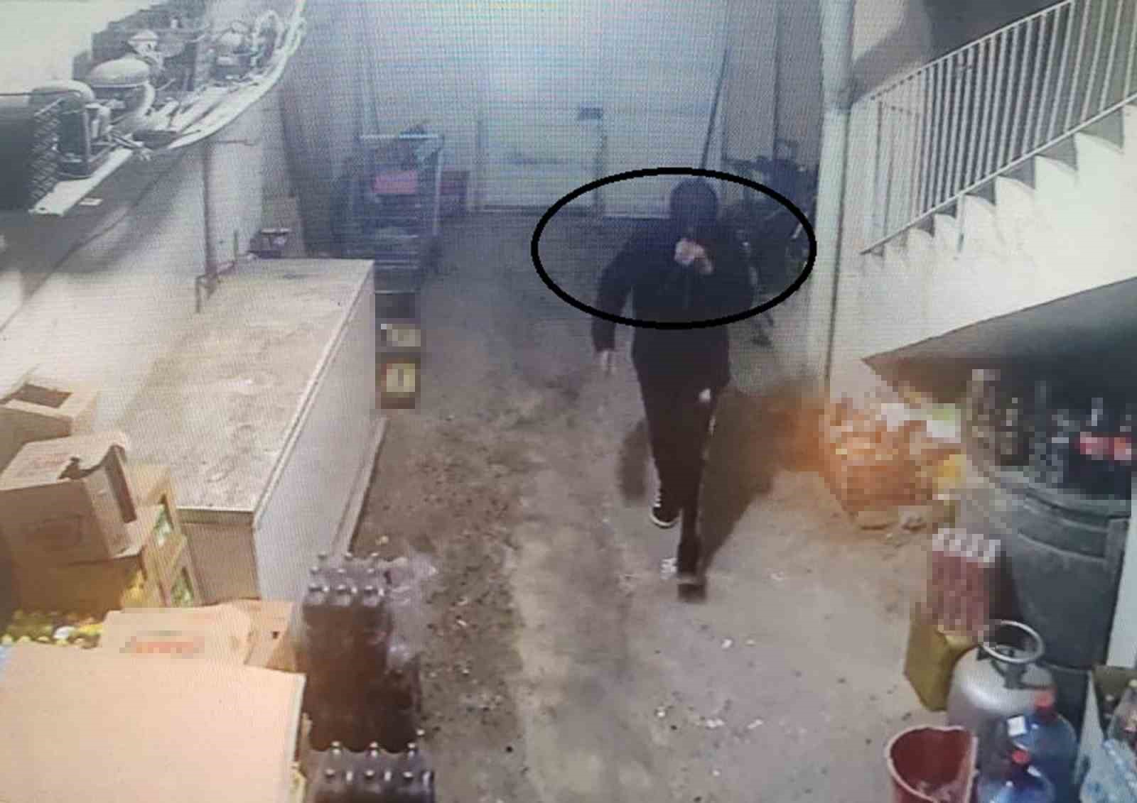 Yüzünü eliyle kapatarak büfeden alkol çalan hırsız yakayı ele verdi
