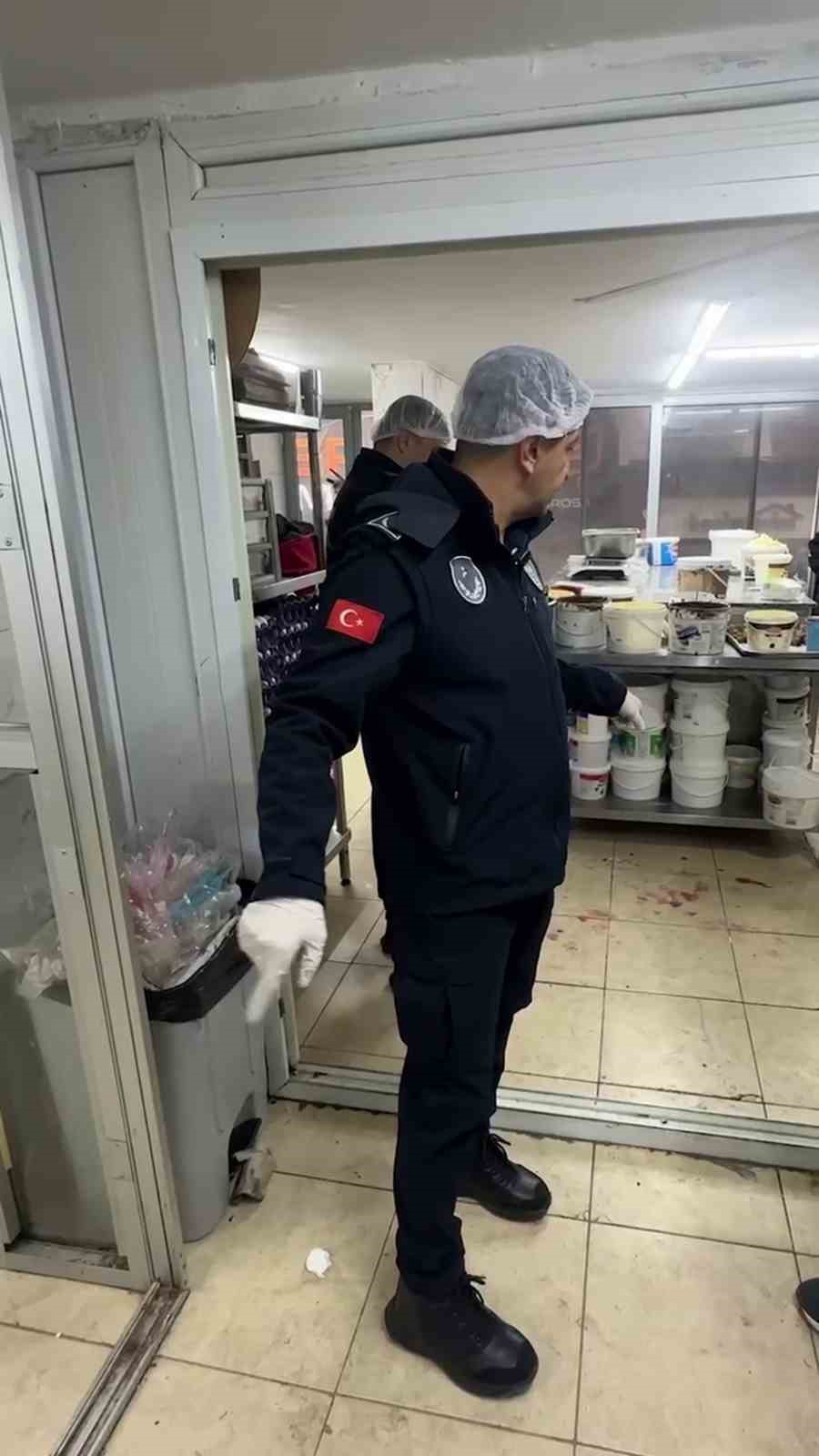 Zabıta denetimi esnasında mutfak tezgahında yıkanan paspas mide bulandırdı
