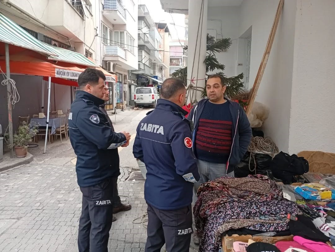 Zabıta ekiplerinden semt pazarında sağanak uyarısı
