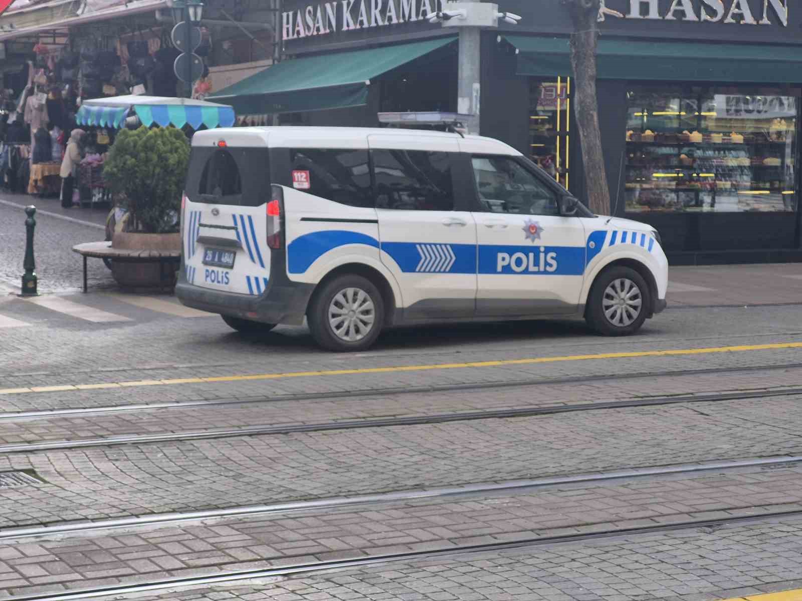Zabıta ile vatandaş arasındaki hatalı park tartışması polis merkezinde bitti
Zabıta ile vatandaş arasındaki hatalı park tartışması polis merkezinde bitti