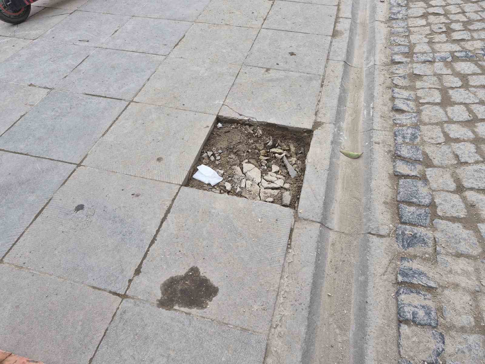 Zabıta ile vatandaş arasındaki hatalı park tartışması polis merkezinde bitti
Zabıta ile vatandaş arasındaki hatalı park tartışması polis merkezinde bitti