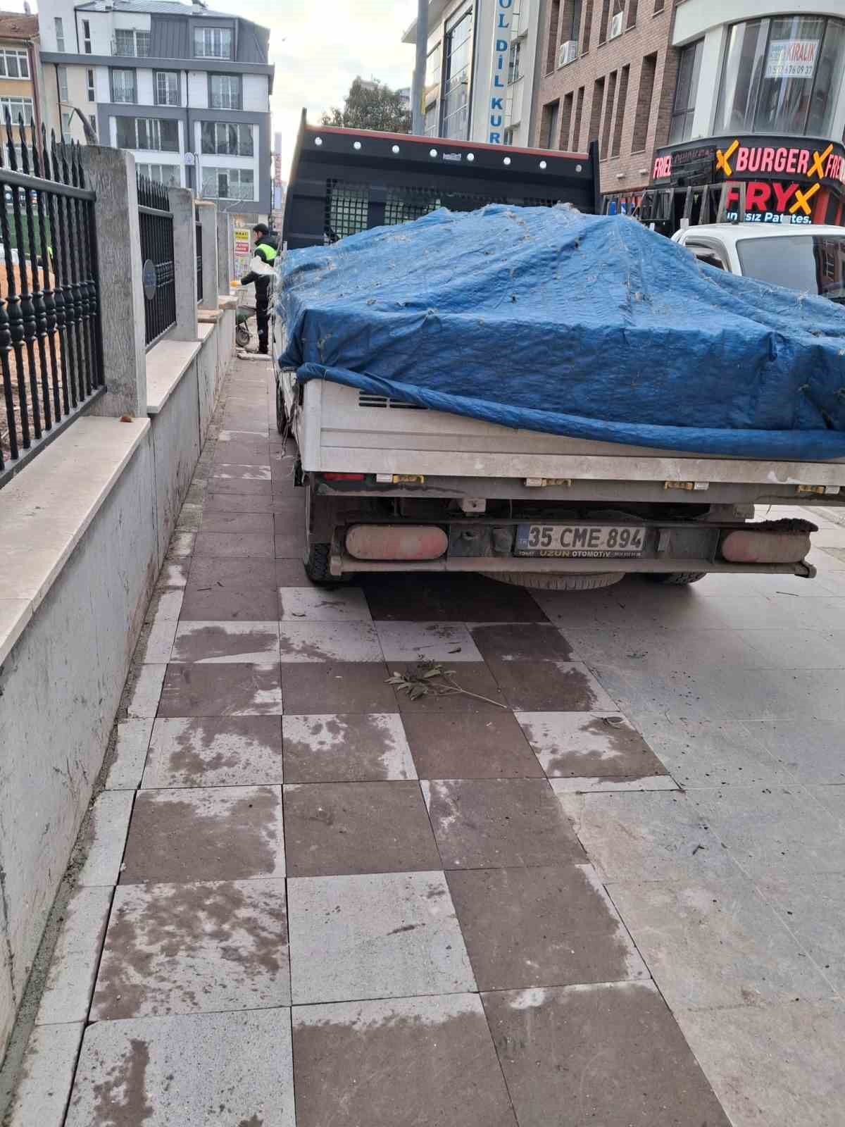 Zabıta ile vatandaş arasındaki hatalı park tartışması polis merkezinde bitti
Zabıta ile vatandaş arasındaki hatalı park tartışması polis merkezinde bitti