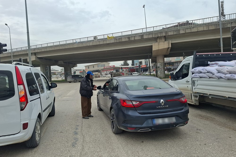 Zabıta operasyonuyla yakalanan dilencilerin üzerinde 4 bin TL’yi bulan para ele geçirildi
