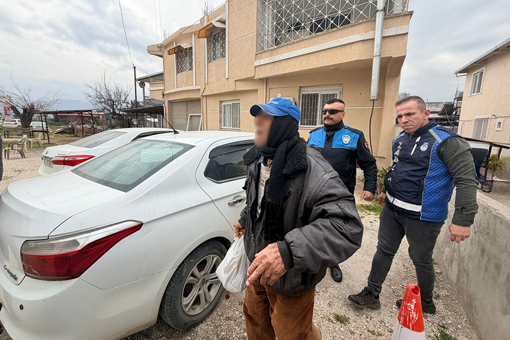 Zabıta operasyonuyla yakalanan dilencilerin üzerinde 4 bin TL’yi bulan para ele geçirildi
