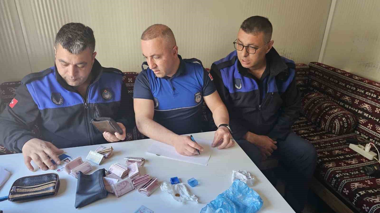 Zabıta tarafından bulunan para ve altın sahibine teslim edildi
