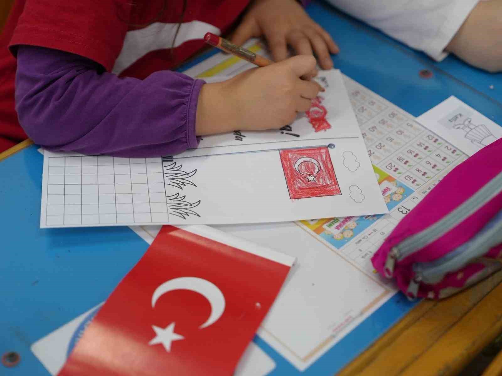 Zabıtadan bayrak sevgisine destek
