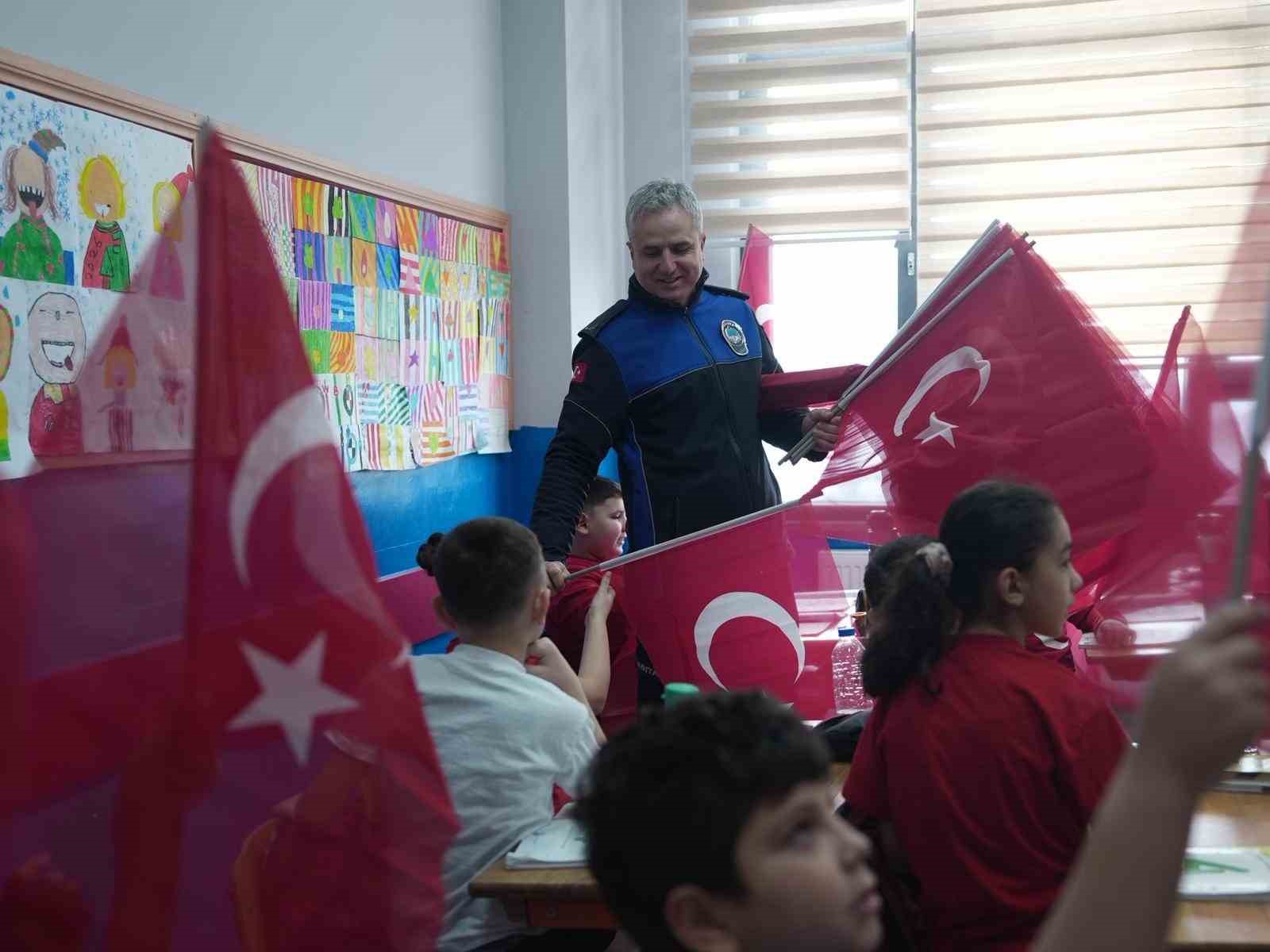 Zabıtadan bayrak sevgisine destek
