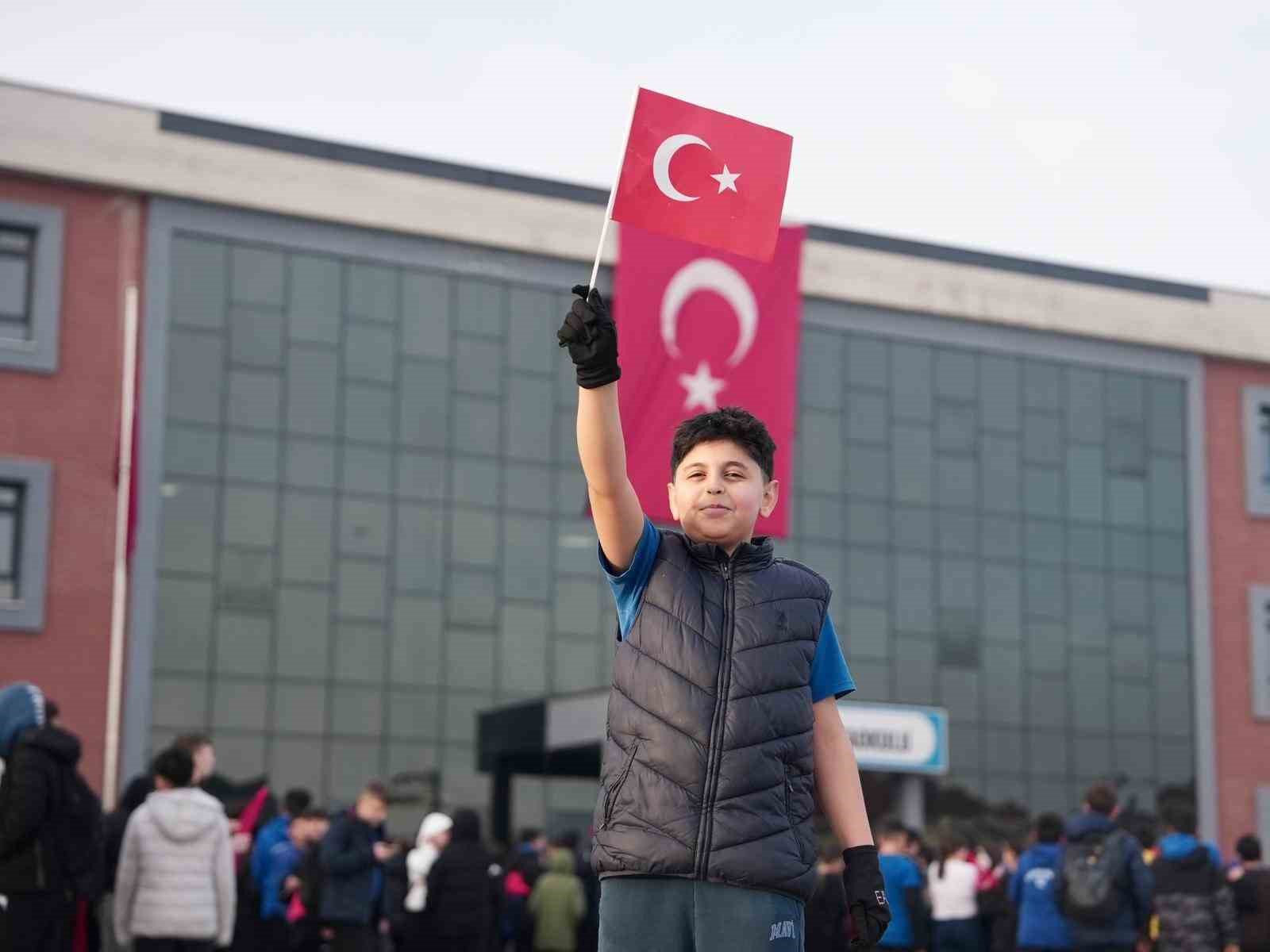 Zabıtadan bayrak sevgisine destek
