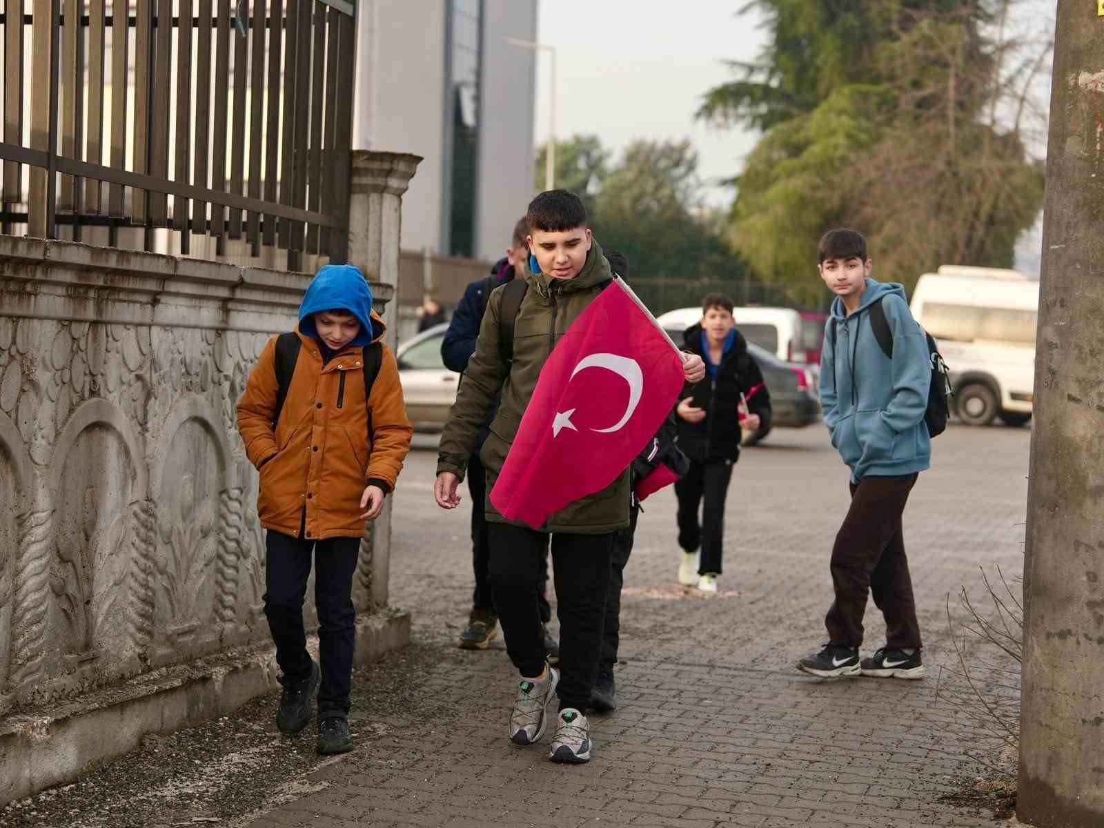 Zabıtadan bayrak sevgisine destek
