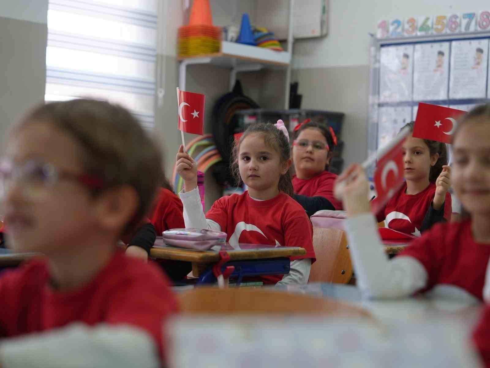 Zabıtadan bayrak sevgisine destek
