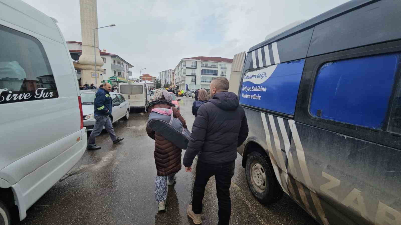 Zabıtadan kaçan dilenciler cami tuvaletinde yakalandı
