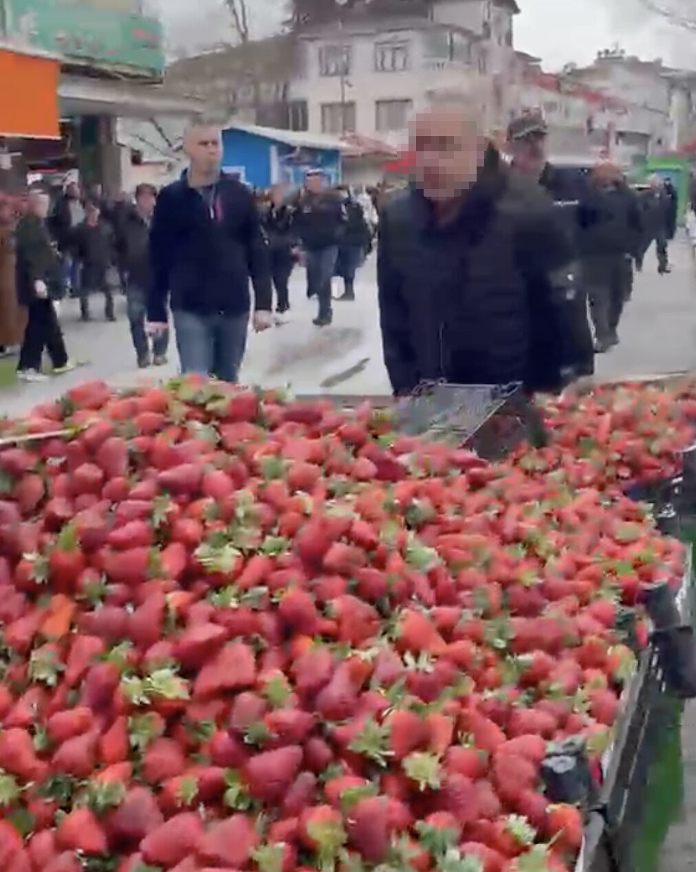 Zabıtaya tekme tokat saldırı: Seyyar satıcı ortalığı karıştırdı
