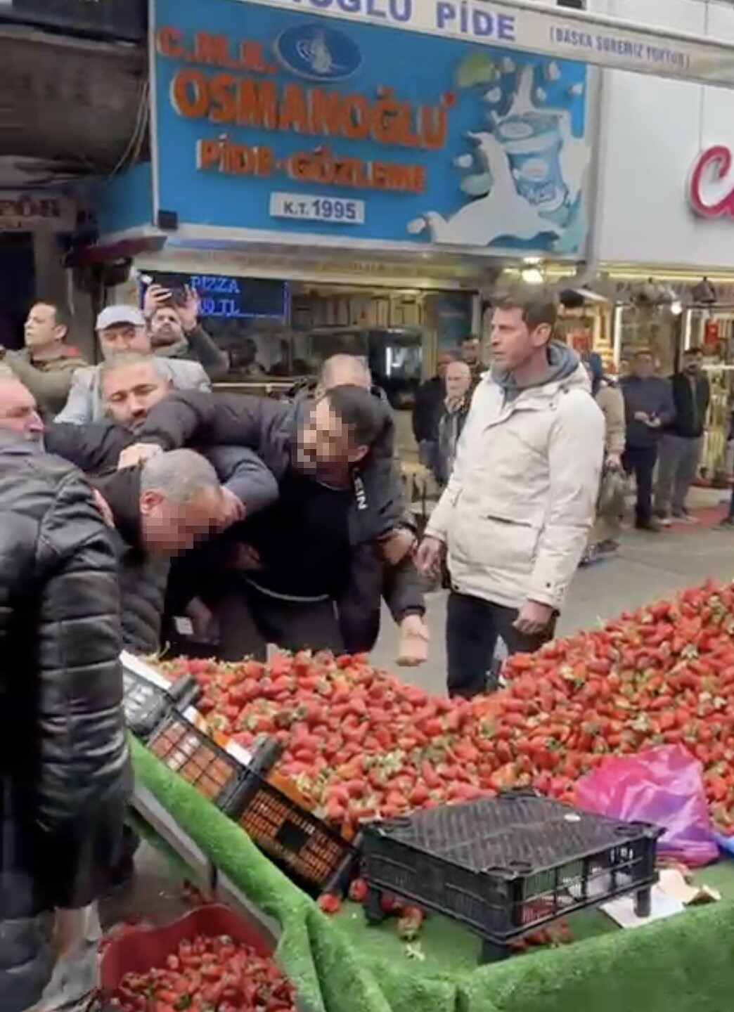 Zabıtaya tekme tokat saldırı: Seyyar satıcı ortalığı karıştırdı
