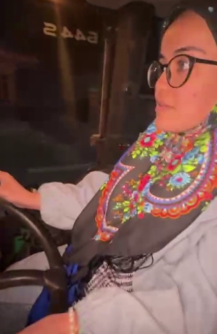 Zana Öğretmen kepçeyle okulunun bahçesini kendisi temizledi
