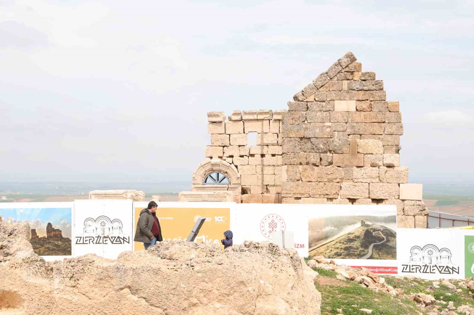 Zerzevan Kalesi yağışlı havaya rağmen bayramda 13 bin kişi ağırladı
