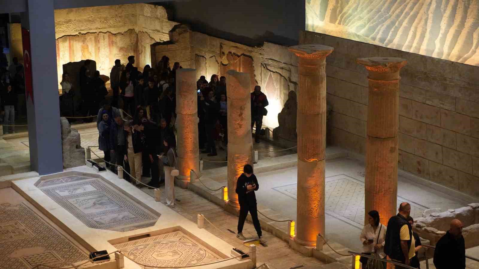 Zeugma Mozaik Müzesi’nde bayram yoğunluğu
Zeugma Mozaik Müzesi’nde bayram yoğunluğu
